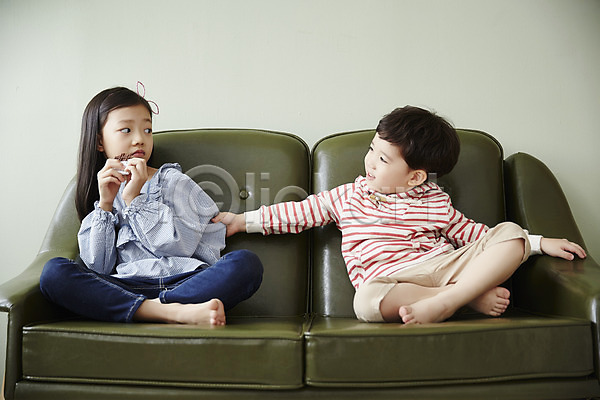 남자 두명 어린이 어린이만 여자 한국인 JPG 앞모습 포토 남매 뺏기 소파 실내 앉기 어린이라이프 응시 전신 초콜릿