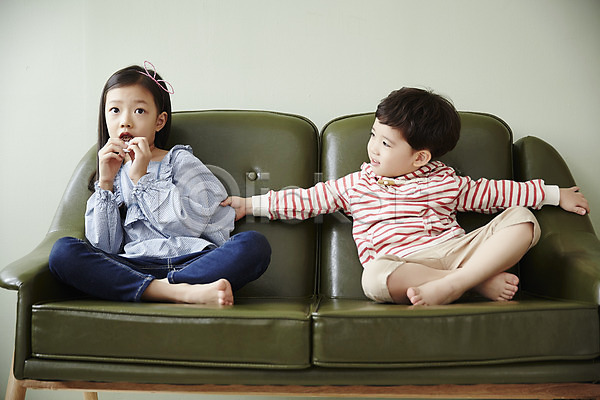 남자 두명 어린이 어린이만 여자 한국인 JPG 앞모습 포토 남매 먹기 뺏기 소파 실내 싸움 앉기 어린이라이프 전신 초콜릿