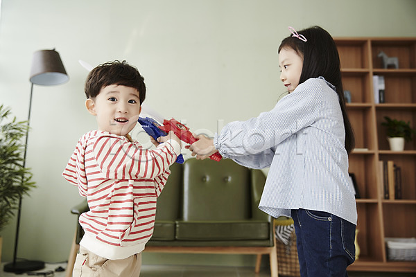 남자 두명 어린이 어린이만 여자 한국인 JPG 옆모습 포토 남매 놀이 상반신 서기 실내 어린이라이프 장난 장난감 칼 칼싸움