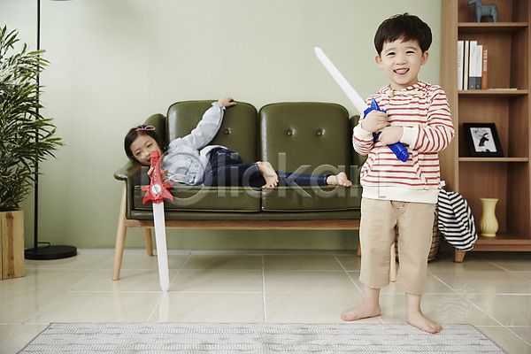 남자 두명 어린이 어린이만 여자 한국인 JPG 앞모습 포토 남매 눕기 서기 소파 실내 어린이라이프 웃음 응시 장난감 전신 칼