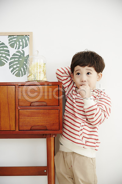 남자 소년한명만 어린이 한국인 한명 JPG 앞모습 포토 물기(모션) 상반신 서기 손가락 실내 어린이라이프 웃음 응시 책상