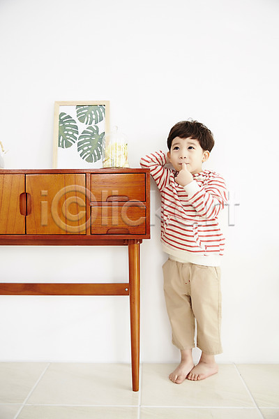 남자 소년한명만 어린이 한국인 한명 JPG 앞모습 포토 기댐 물기(모션) 서기 손가락 실내 액자 어린이라이프 웃음 응시 전신 책상