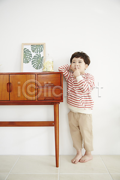 남자 소년한명만 어린이 한국인 한명 JPG 앞모습 포토 기댐 서기 손짓 실내 액자 어린이라이프 웃음 응시 전신 책상