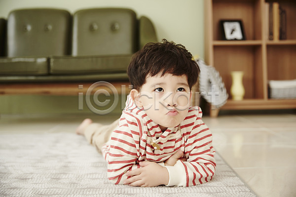 남자 소년한명만 어린이 한국인 한명 JPG 앞모습 포토 바닥 소파 실내 어린이라이프 엎드리기 입내밀기 전신