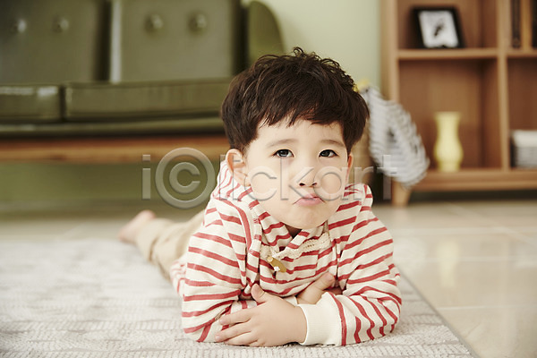 남자 소년한명만 어린이 한국인 한명 JPG 앞모습 포토 바닥 소파 실내 어린이라이프 엎드리기 입내밀기 전신