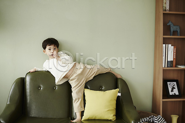 남자 소년한명만 어린이 한국인 한명 JPG 앞모습 포토 다리들기 서기 소파 실내 어린이라이프 장난 전신 쿠션