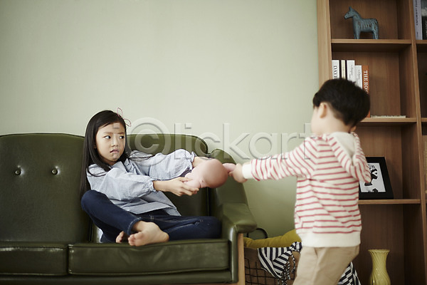 남자 두명 어린이 어린이만 여자 한국인 JPG 뒷모습 앞모습 포토 남매 상반신 서기 소파 실내 싸움 앉기 어린이라이프 인형 전신 책장