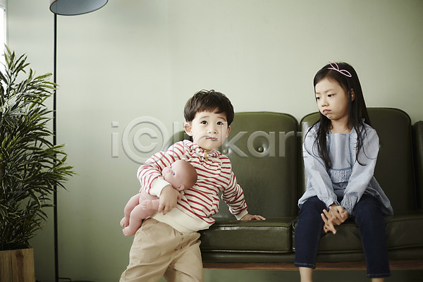 남자 두명 어린이 어린이만 여자 한국인 JPG 앞모습 포토 기댐 남매 상반신 소파 실내 싸움 안기 앉기 어린이라이프 인형