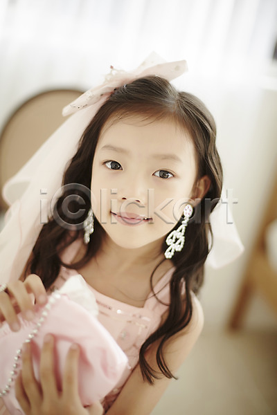 러블리 소녀한명만 어린이 여자 한국인 한명 JPG 앞모습 포토 귀걸이 꾸미기 드레스 상반신 서기 실내 어린이라이프 웃음