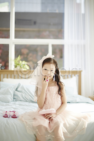 러블리 소녀한명만 어린이 여자 한국인 한명 JPG 앞모습 포토 귀걸이 꾸미기 드레스 면사포 상반신 실내 앉기 어린이라이프 침대