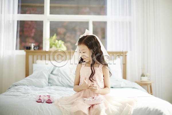 러블리 소녀한명만 어린이 여자 한국인 한명 JPG 앞모습 포토 꾸미기 드레스 상반신 신발 실내 앉기 어린이라이프 응시 침대