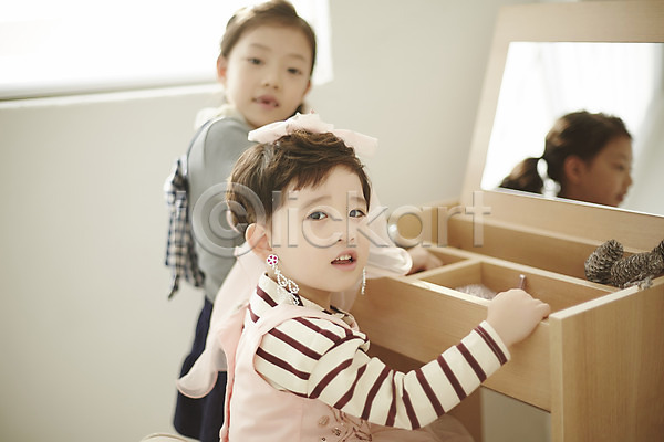 남자 두명 어린이 어린이만 여자 한국인 JPG 앞모습 포토 공주옷 귀걸이 꾸미기 남매 면사포 상반신 서기 실내 앉기 어린이라이프 화장대