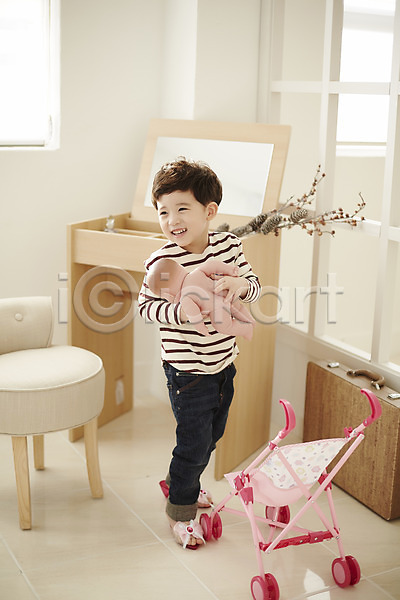남자 소년한명만 어린이 한국인 한명 JPG 앞모습 포토 구두 들기 서기 실내 어린이라이프 웃음 유모차 응시 의자 인형 전신 화장대