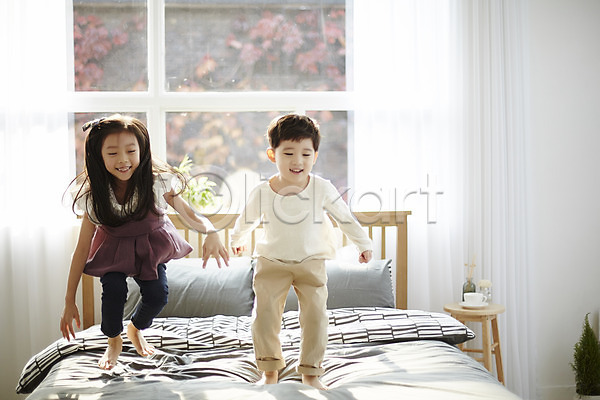 즐거움 남자 두명 어린이 어린이만 여자 한국인 JPG 앞모습 포토 남매 서기 실내 어린이라이프 웃음 장난 전신 점프 침대