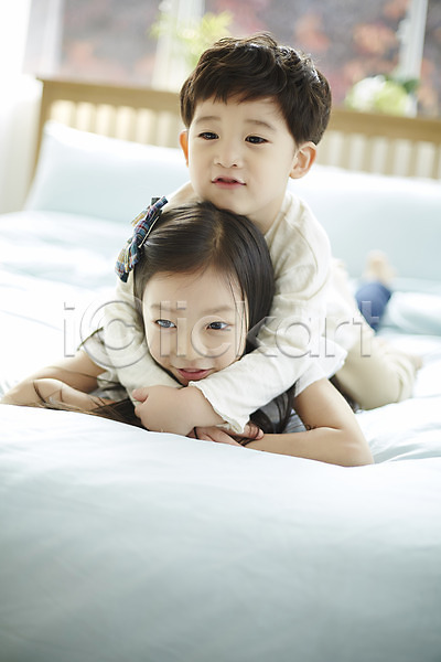 남자 두명 어린이 어린이만 여자 한국인 JPG 앞모습 포토 남매 상반신 실내 안기 어린이라이프 엎드리기 웃음 응시 장난 침대