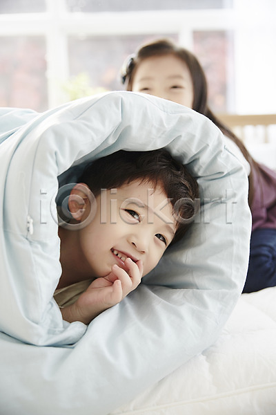 즐거움 남자 두명 어린이 어린이만 여자 한국인 JPG 앞모습 포토 남매 상반신 숨기 실내 어린이라이프 웃음 응시 이불 장난 침대