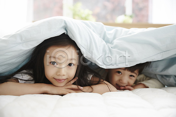 남자 두명 어린이 어린이만 여자 한국인 JPG 앞모습 포토 남매 상반신 숨기 실내 어린이라이프 웃음 응시 이불 장난 침대
