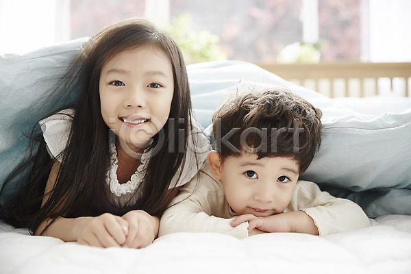 남자 두명 어린이 어린이만 여자 한국인 JPG 앞모습 포토 남매 상반신 실내 어린이라이프 웃음 응시 이불 침대
