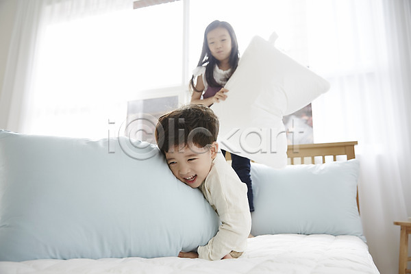 즐거움 남자 두명 어린이 어린이만 여자 한국인 JPG 앞모습 포토 남매 베개 베개싸움 상반신 실내 어린이라이프 웃음 장난 침대