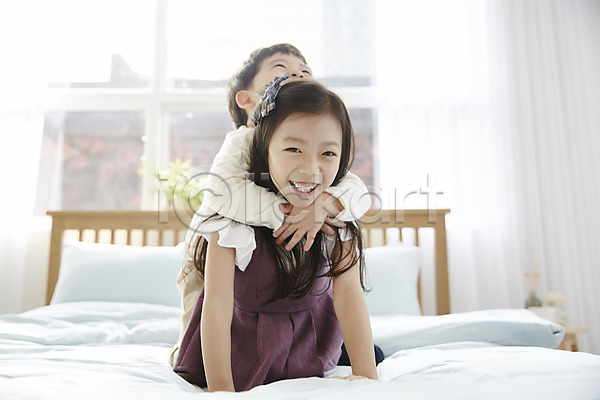 즐거움 남자 두명 어린이 어린이만 여자 한국인 JPG 앞모습 포토 남매 상반신 실내 어린이라이프 웃음 응시 장난 침대