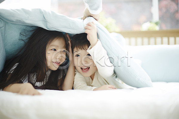 남자 두명 어린이 어린이만 여자 한국인 JPG 앞모습 포토 남매 상반신 숨기 실내 어린이라이프 엎드리기 웃음 응시 이불 장난 침대