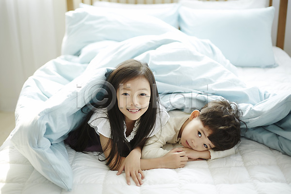 남자 두명 어린이 어린이만 여자 한국인 JPG 앞모습 포토 남매 덮기 상반신 실내 어린이라이프 엎드리기 웃음 응시 이불 침대