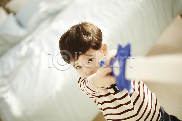 남자 소년한명만 어린이 한국인 한명 JPG 앞모습 포토 들기 상반신 서기 실내 어린이라이프 장난 장난감 침대 칼