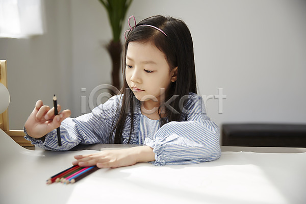 소녀한명만 어린이 여자 한국인 한명 JPG 앞모습 포토 그리기 그림 상반신 색연필 실내 앉기 어린이라이프 웃음 응시