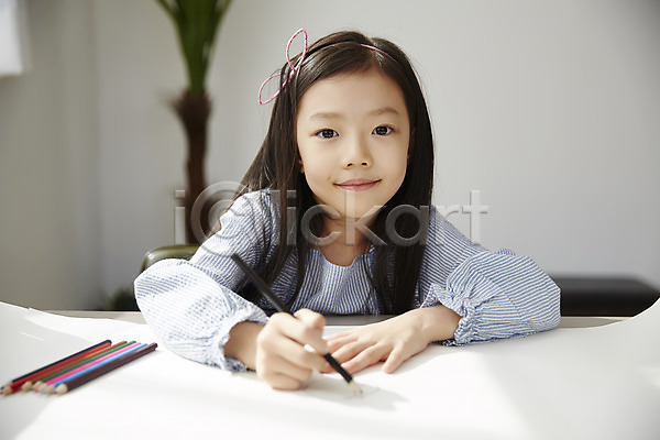 소녀한명만 어린이 여자 한국인 한명 JPG 앞모습 포토 그리기 그림 상반신 색연필 색칠공부 실내 앉기 어린이라이프 웃음