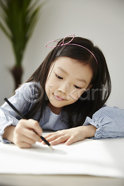 소녀한명만 어린이 여자 한국인 한명 JPG 앞모습 포토 그리기 그림 상반신 색연필 색칠공부 실내 앉기 어린이라이프 웃음 응시