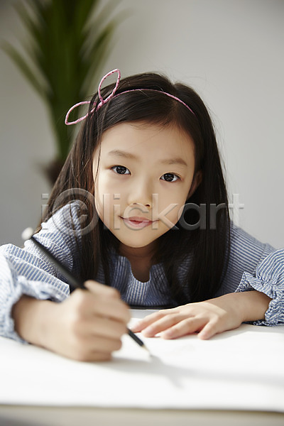 소녀한명만 어린이 여자 한국인 한명 JPG 앞모습 포토 그리기 그림 상반신 색연필 색칠공부 실내 앉기 어린이라이프 웃음