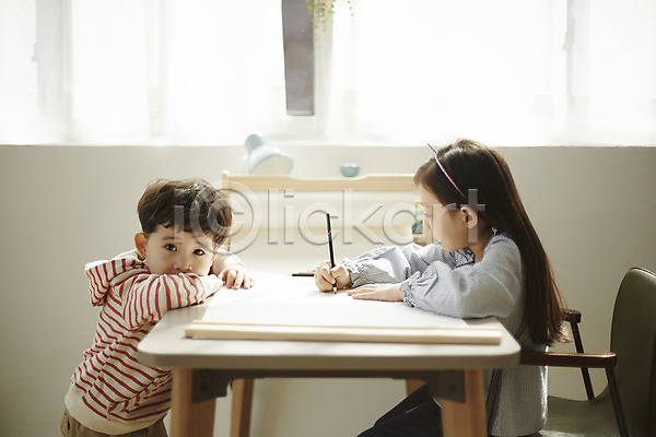 남자 두명 어린이 어린이만 여자 한국인 JPG 옆모습 포토 그리기 그림 남매 상반신 색연필 실내 앉기 어린이라이프