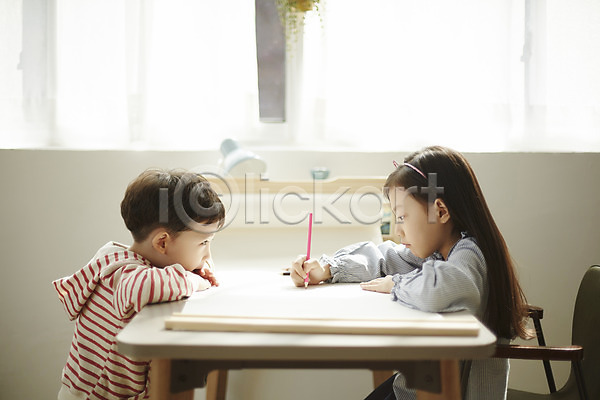 남자 두명 어린이 어린이만 여자 한국인 JPG 옆모습 포토 그리기 그림 남매 상반신 색연필 실내 앉기 어린이라이프 웃음 응시
