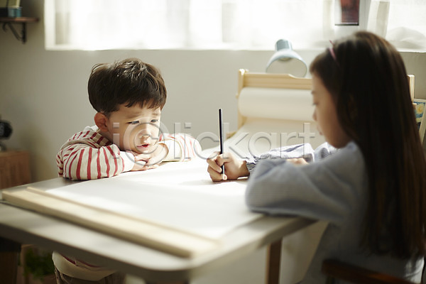 남자 두명 어린이 어린이만 여자 한국인 JPG 앞모습 옆모습 포토 그리기 그림 남매 상반신 색연필 실내 앉기 어린이라이프 응시