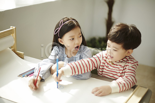 남자 두명 어린이 어린이만 여자 한국인 JPG 앞모습 포토 그리기 그림 남매 방해 상반신 색연필 실내 앉기 어린이라이프 응시