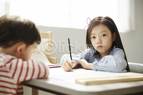 남자 두명 어린이 어린이만 여자 한국인 JPG 아웃포커스 앞모습 옆모습 포토 구경 그리기 그림 남매 상반신 색연필 실내 앉기 어린이라이프 응시