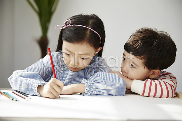 집중 남자 두명 어린이 어린이만 여자 한국인 JPG 앞모습 포토 그리기 그림 남매 상반신 색연필 실내 앉기 어린이라이프 응시