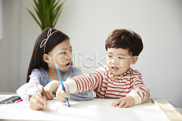 남자 두명 어린이 어린이만 여자 한국인 JPG 앞모습 포토 그리기 그림 남매 방해 상반신 색연필 실내 앉기 어린이라이프 응시