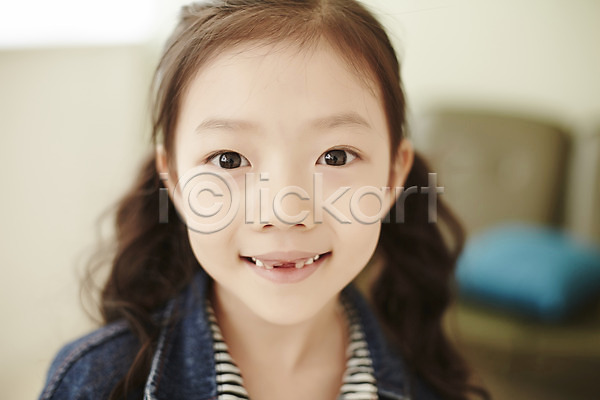 소녀한명만 어린이 여자 한국인 한명 JPG 앞모습 포토 상반신 실내 어린이라이프 웃음