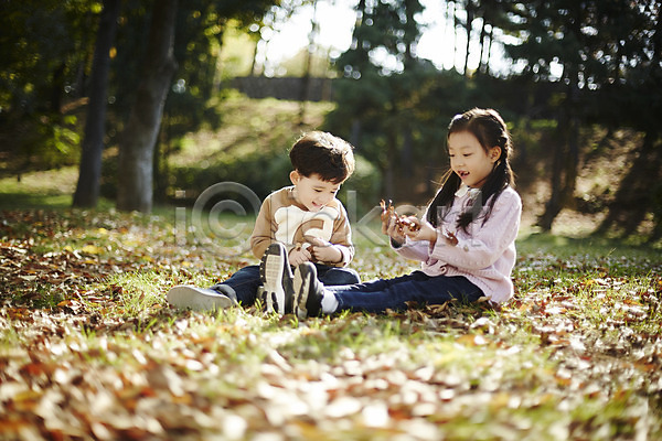 남자 두명 어린이 어린이만 여자 한국인 JPG 앞모습 포토 낙엽 남매 숲 앉기 야외 어린이라이프 웃음 장난 주간