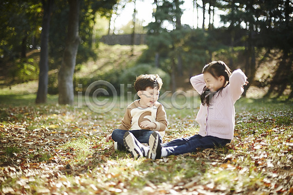 남자 두명 어린이 어린이만 여자 한국인 JPG 앞모습 포토 낙엽 남매 놀이 숲 앉기 야외 어린이라이프 웃음 장난 전신 주간