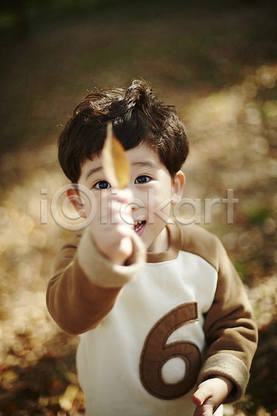 남자 소년만 소년한명만 어린이 한국인 한명 JPG 앞모습 포토 나뭇잎 낙엽 들기 상반신 서기 숲 야외 어린이라이프 웃음 주간