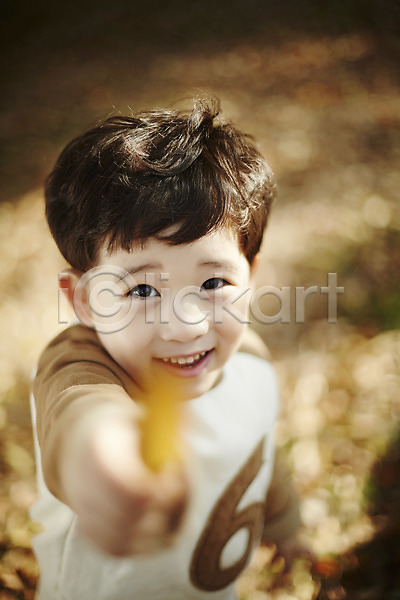 남자 소년만 소년한명만 어린이 한국인 한명 JPG 앞모습 포토 낙엽 들기 상반신 서기 숲 야외 어린이라이프 웃음 장난 주간