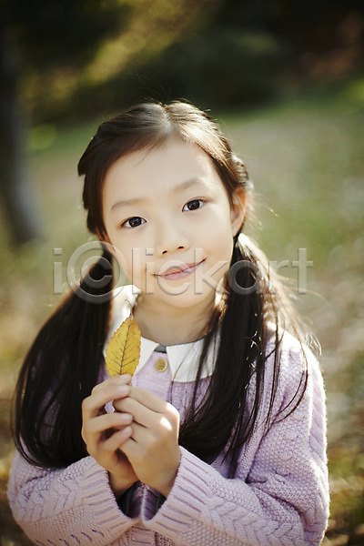 소녀만 소녀한명만 어린이 여자 한국인 한명 JPG 앞모습 포토 나뭇잎 들기 상반신 서기 숲 야외 어린이라이프 웃음 주간