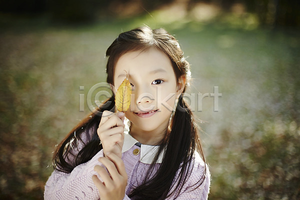 소녀한명만 어린이 여자 한국인 한명 JPG 앞모습 포토 나뭇잎 들기 상반신 서기 숲 야외 어린이라이프 얼굴가리기 웃음 주간