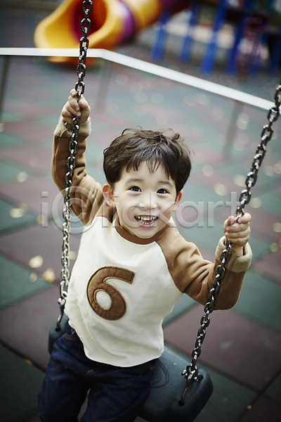 즐거움 남자 소년한명만 어린이 한국인 한명 JPG 앞모습 포토 그네 놀이터 상반신 앉기 야외 어린이라이프 웃음 주간