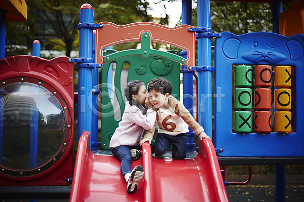 남자 두명 어린이 어린이만 여자 한국인 JPG 앞모습 옆모습 포토 귓속말 남매 놀이터 미끄럼틀 앉기 야외 어린이라이프 전신 주간