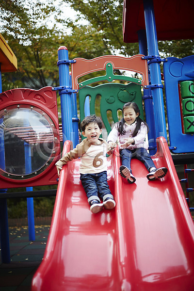 즐거움 남자 두명 어린이 어린이만 여자 한국인 JPG 앞모습 포토 남매 놀이터 미끄럼틀 앉기 야외 어린이라이프 웃음 전신 주간