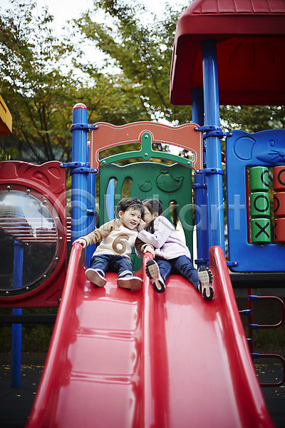 즐거움 남자 두명 어린이 어린이만 여자 한국인 JPG 앞모습 포토 귓속말 남매 놀이터 미끄럼틀 앉기 야외 어린이라이프 웃음 전신 주간
