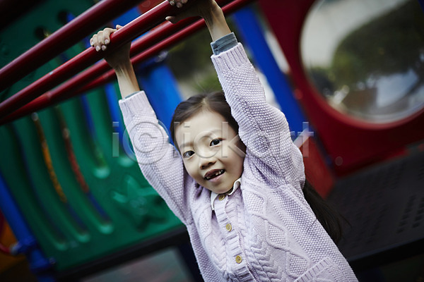 소녀한명만 어린이 여자 한국인 한명 JPG 앞모습 포토 놀이터 매달리기 상반신 야외 어린이라이프 웃음 주간 철봉